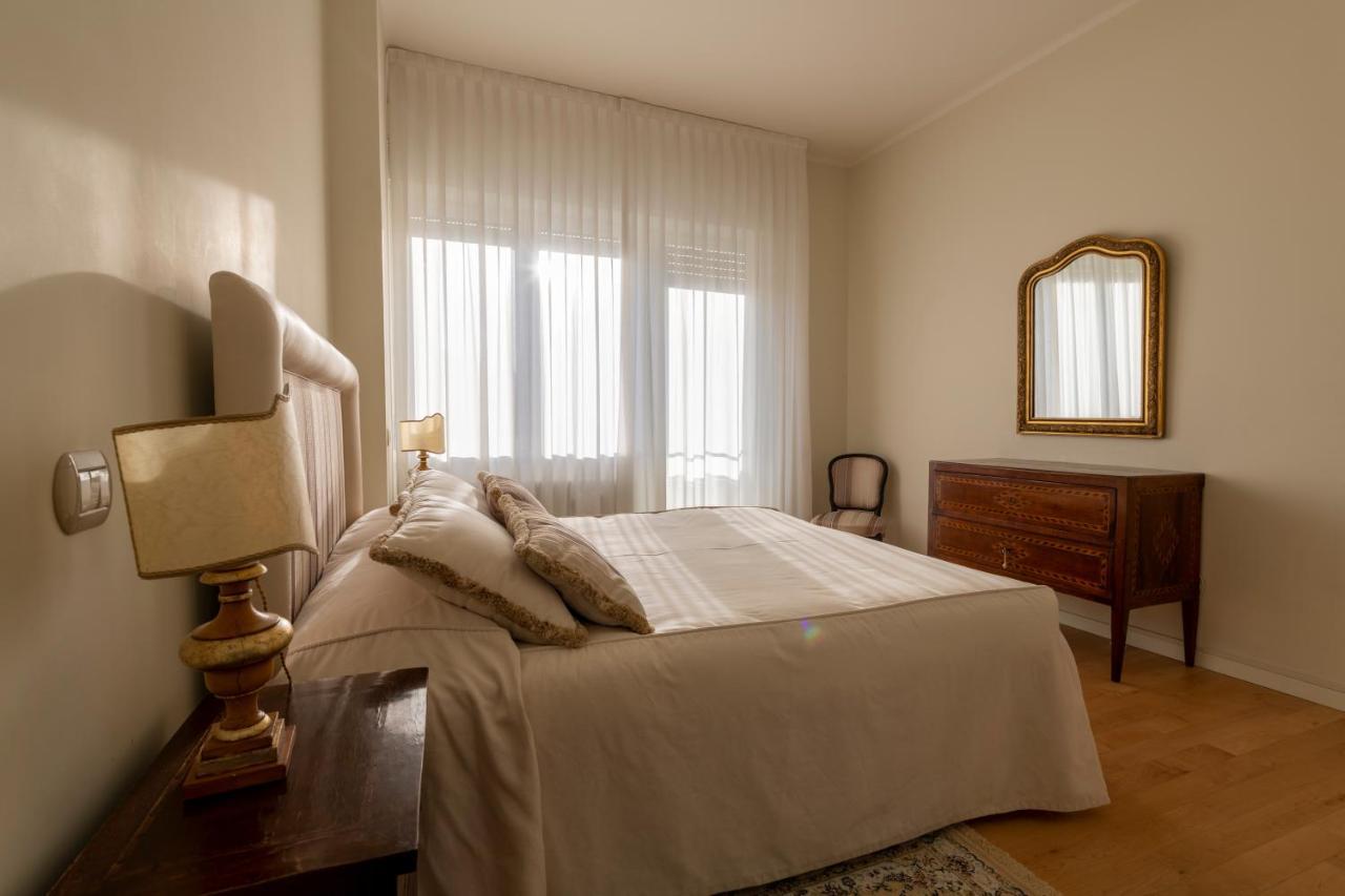 Casa Gramsci Luxury Apartment 佩萨罗 外观 照片
